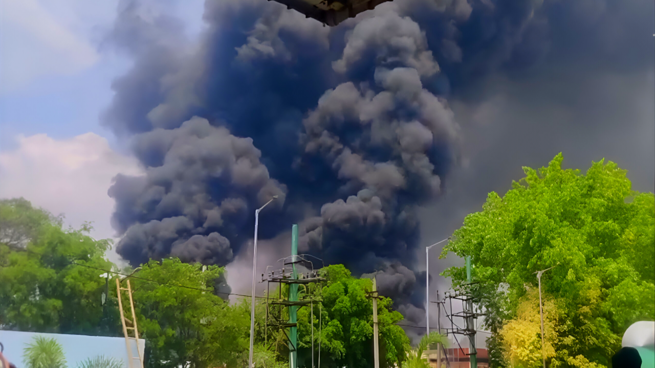 সল্টলেক সেক্টর ফাইভে ভয়াবহ অগ্নিকাণ্ড, কালো ধোঁয়ায় ঢাকল আকাশ