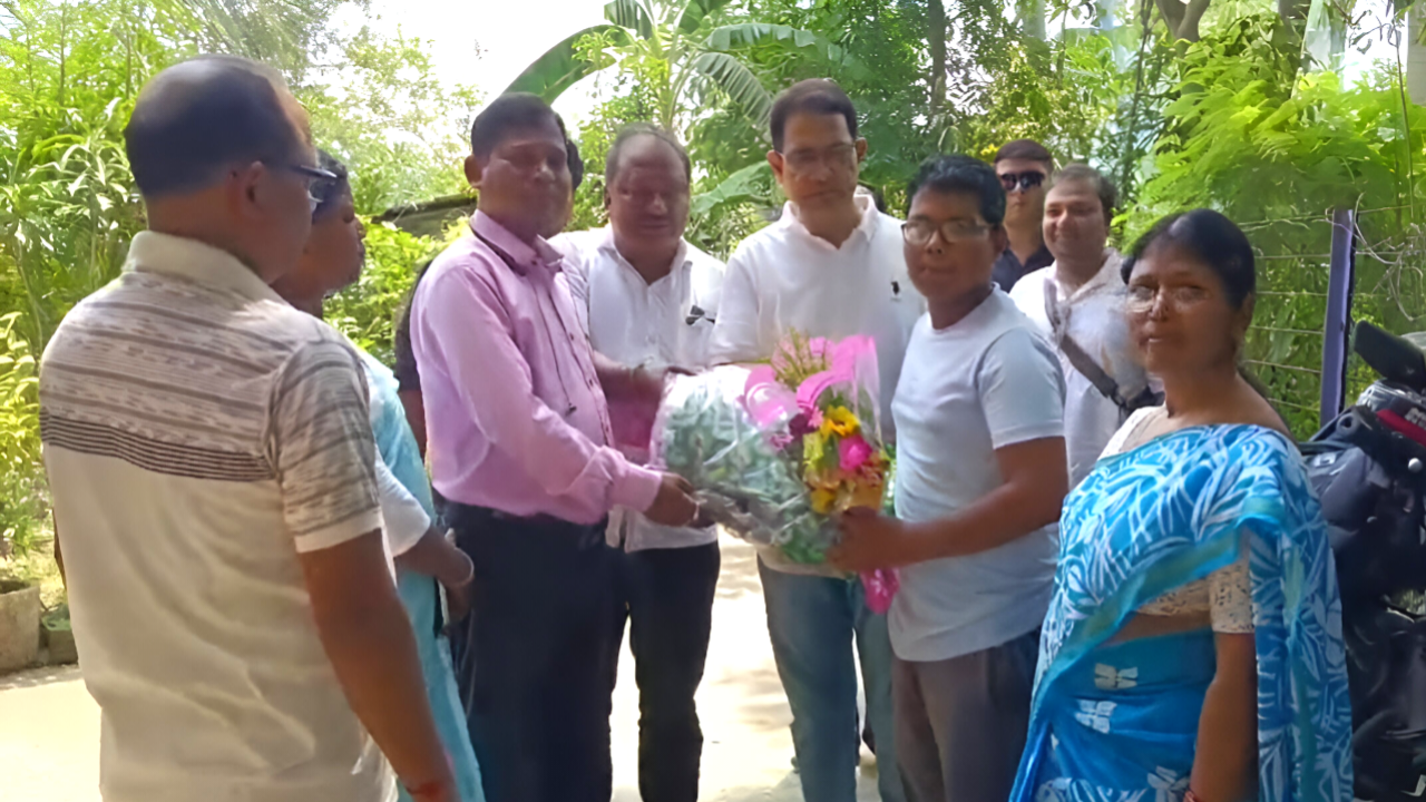 ছোট্ট গ্রাম থেকে বড় স্বপ্ন! অর্ঘ্যর কীর্তিতে গর্বিত ডেবরা, বাড়িতে শুভেচ্ছা নিয়ে গেলেন বিধায়ক