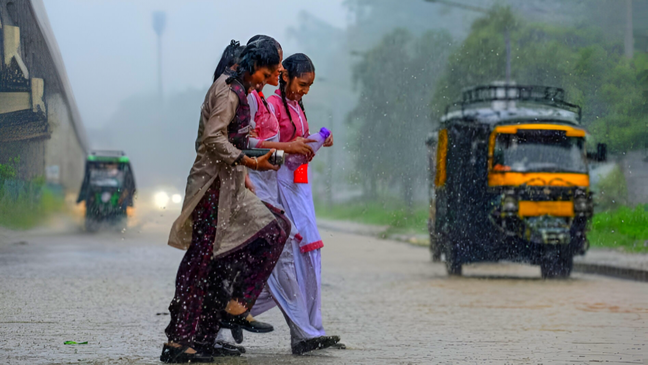 বৃষ্টির সাথে তাপপ্রবাহ! আবহাওয়ার হালচাল আজ অবাক করবে আপনাকে