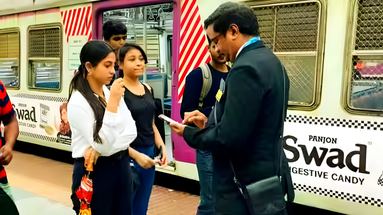 টিকিট কাটা ছাড়াই ট্রেনে উঠছে যাত্রীরা? শিয়ালদায় রেলের গোপন অস্ত্র চালু!