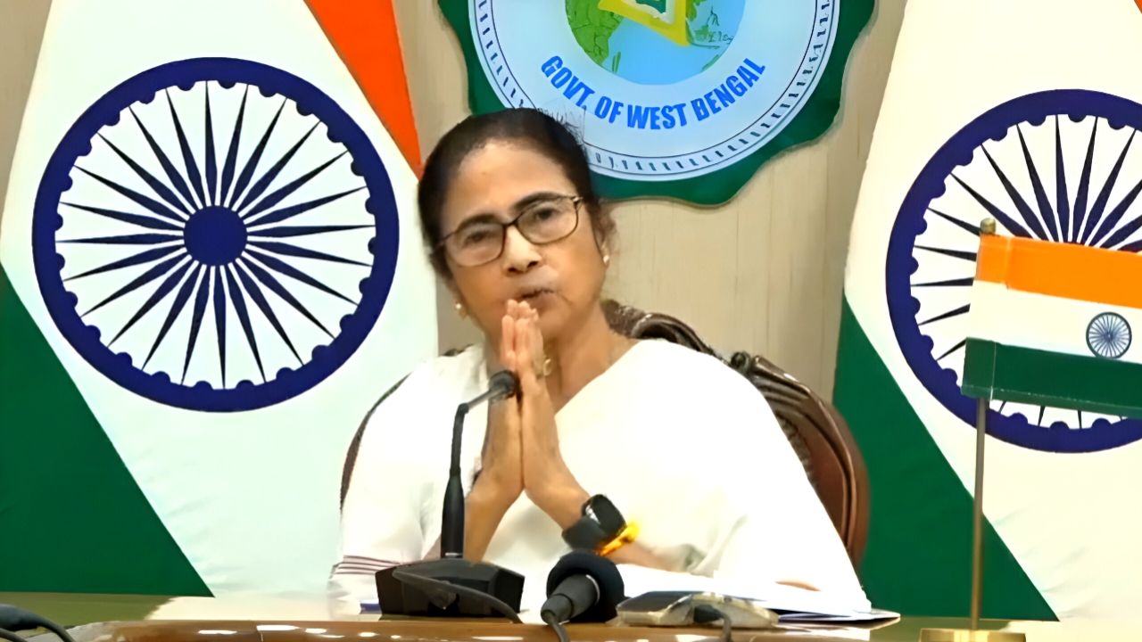 বেতন বন্ধ, সংসার অচল! হঠাৎই মাসে ২৫ হাজার টাকার ঘোষণা মমতার—কাদের জন্য?