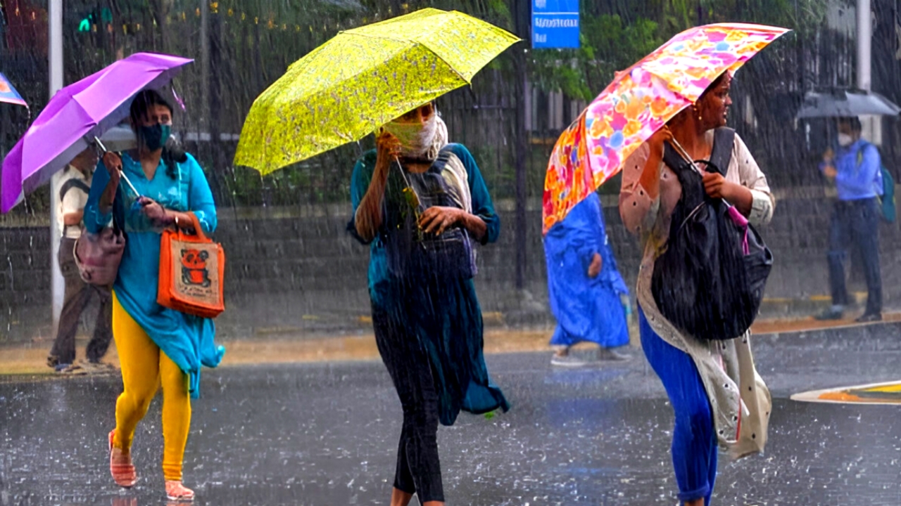 আকাশ দেখেই সিদ্ধান্ত নেবেন না, আজকের আবহাওয়ায় রয়েছে বড় টানাপোড়েন! বজ্র-সহ বৃষ্টি কোথায় কতটা?
