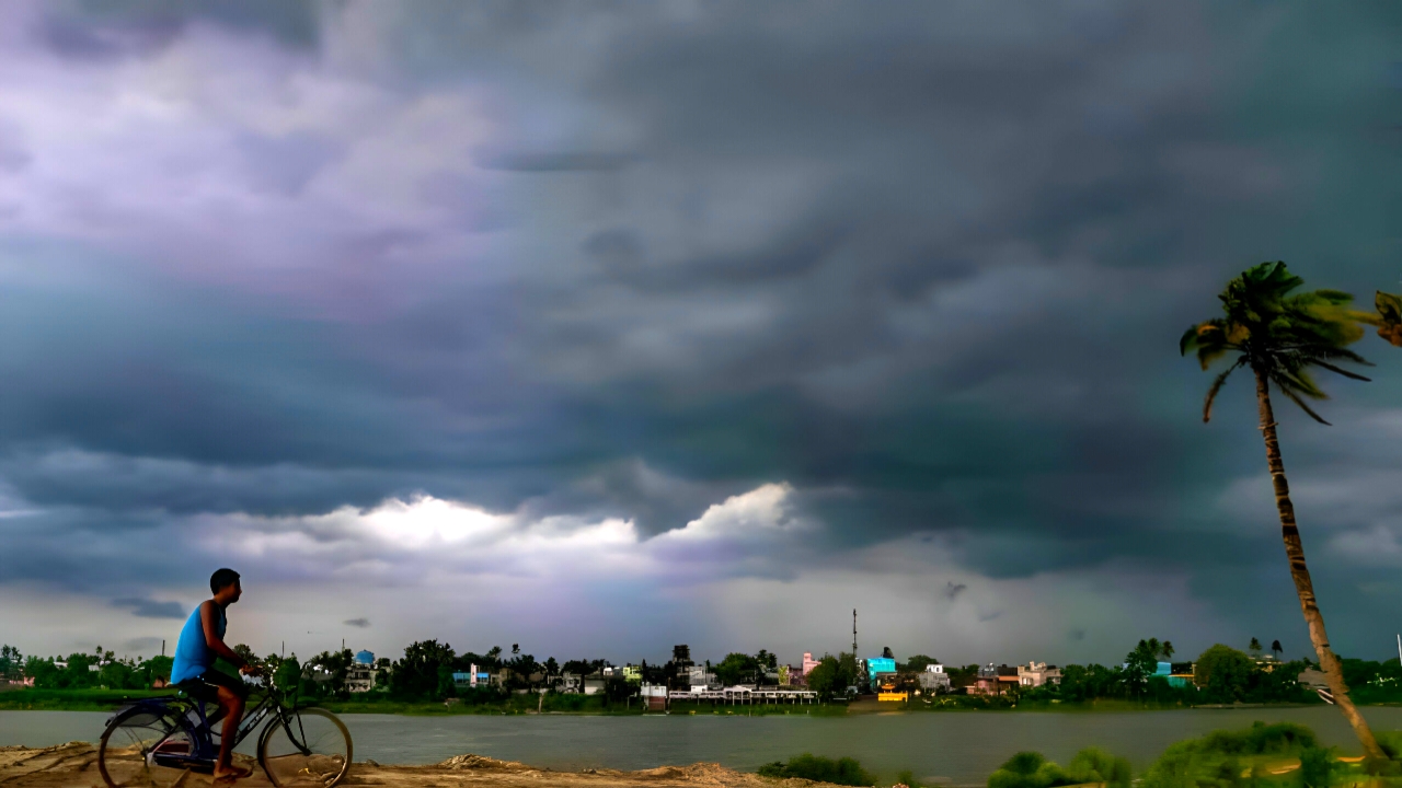 বৃষ্টিতে ভিজবে গোটা বাংলা? হাওয়া অফিসের পূর্বাভাসে কাঁপছে দক্ষিণ থেকে উত্তর!