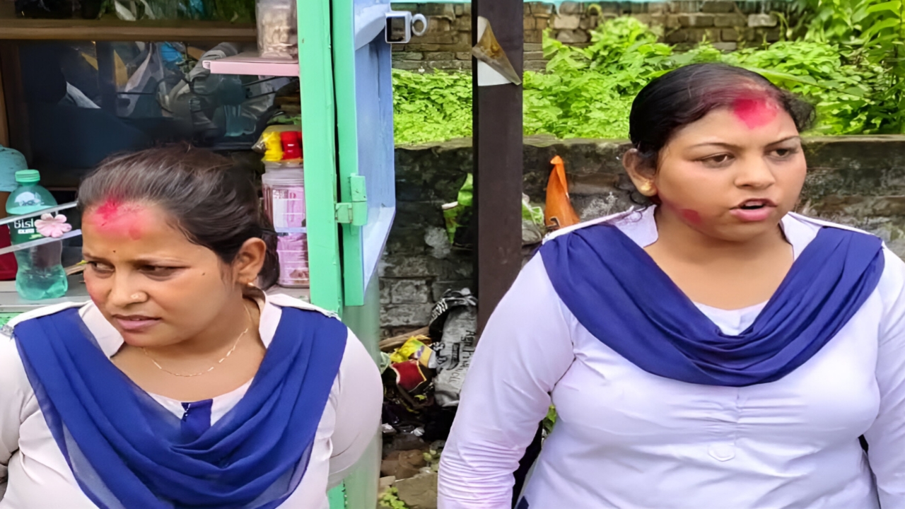 মমতার 'সিঁদুর' মন্তব্য বিতর্কে রণক্ষেত্র চুঁচুড়া! বিক্ষোভ চলাকালীন মহিলা পুলিশ কর্মীকে ধরে পরানো হল ‘সিঁদুর’