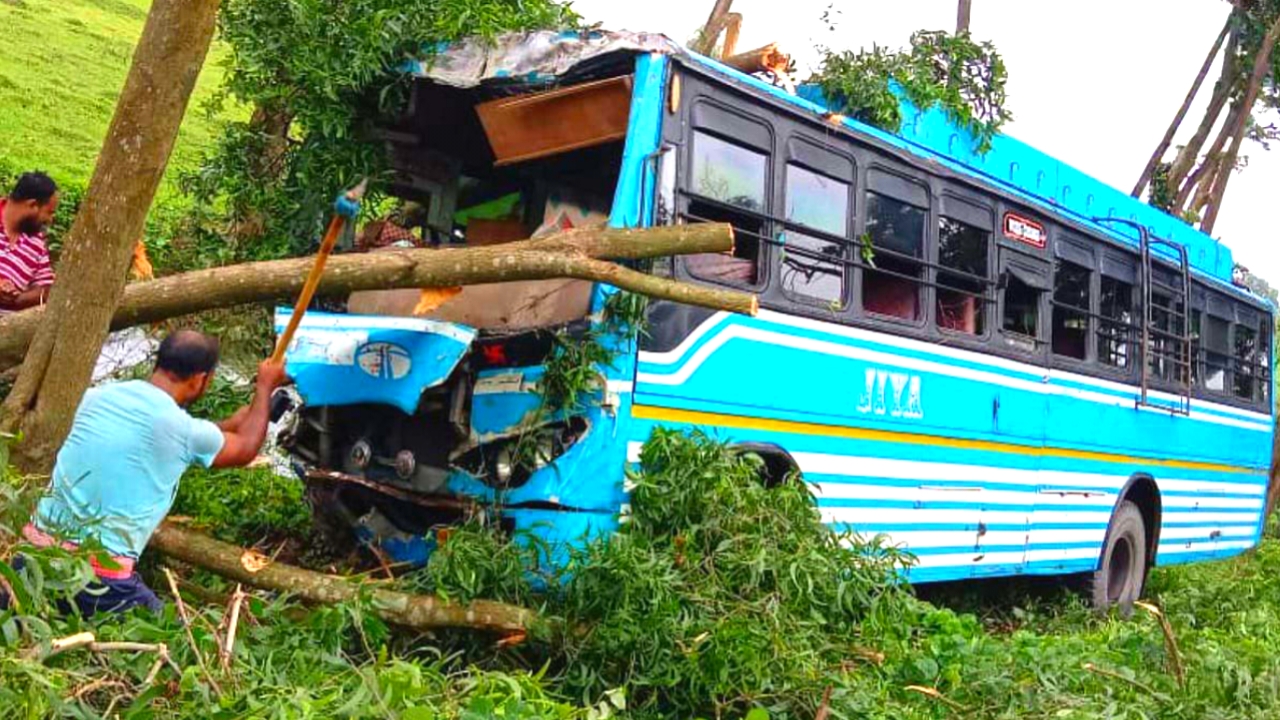 বৃষ্টি, ওভারটেক, তারপর ধাক্কা—দক্ষিণ দিনাজপুরে আজ ঘটে গেল ভয়াবহ বাস দুর্ঘটনা
