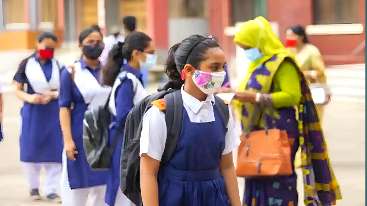 স্কুল খুলেছে, কিন্তু কতদিন চলবে? করোনা সংক্রমণ নিয়ে চিন্তায় রাজ্য