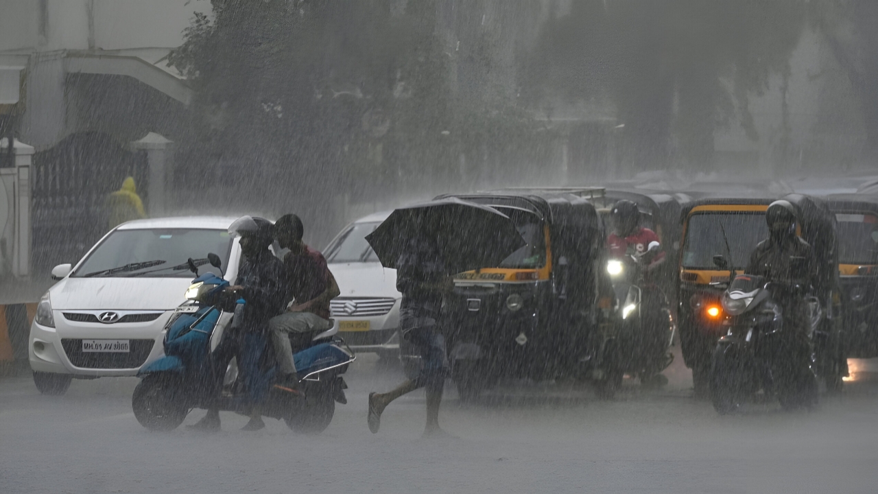 Today's Weather: ফের চোখ রাঙাচ্ছে ঘূর্ণাবর্ত! উত্তাল আবহাওয়ার মাঝে দক্ষিণবঙ্গে তাপপ্রবাহ, উত্তরবঙ্গে বজ্রবিদ্যুৎ-সহ বৃষ্টি