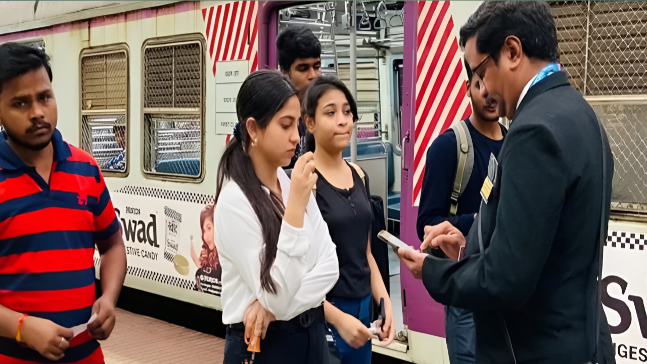 Indian Railway : দেড়শো মিটার হাঁটলেই মিলত বিনা টিকিট যাত্রী! মাত্র ৩৫ কিমি রাস্তায় ধরা পড়ল ২০৭ জন, রেল আয় করল লক্ষাধিক টাকা!