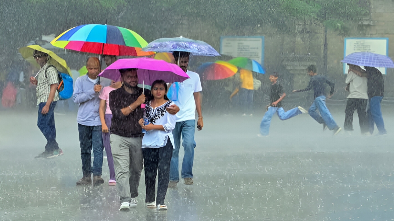 Today's Weather : শুক্রবার আসছে বজ্র-বৃষ্টির হানা! আজ ভিজবে শহর না পুড়বে গরমে?