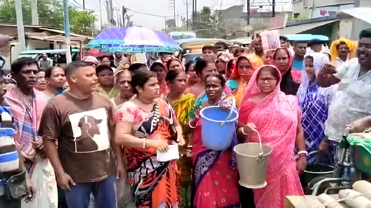 Malda : ট্যাপে জল নয়, ভেসে উঠল পাখির পালক! পুরাতন মালদায় পানীয় জলে চরম দুর্গন্ধ