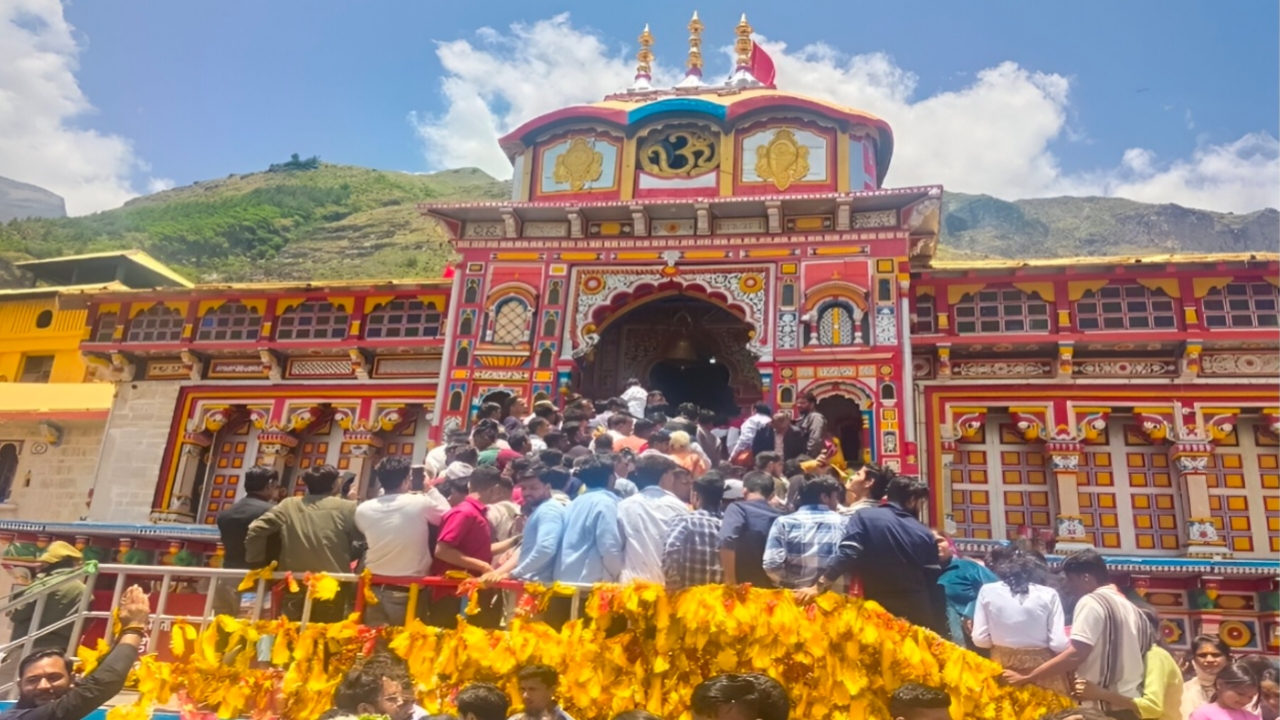Badrinath Temple : ‘ভগবানের ধামে প্রার্থনা’—আমেদাবাদ বিমান দুর্ঘটনায় মৃতদের স্মরণে বাদ্রীনাথ মন্দিরে বিশেষ শ্রদ্ধা সভা