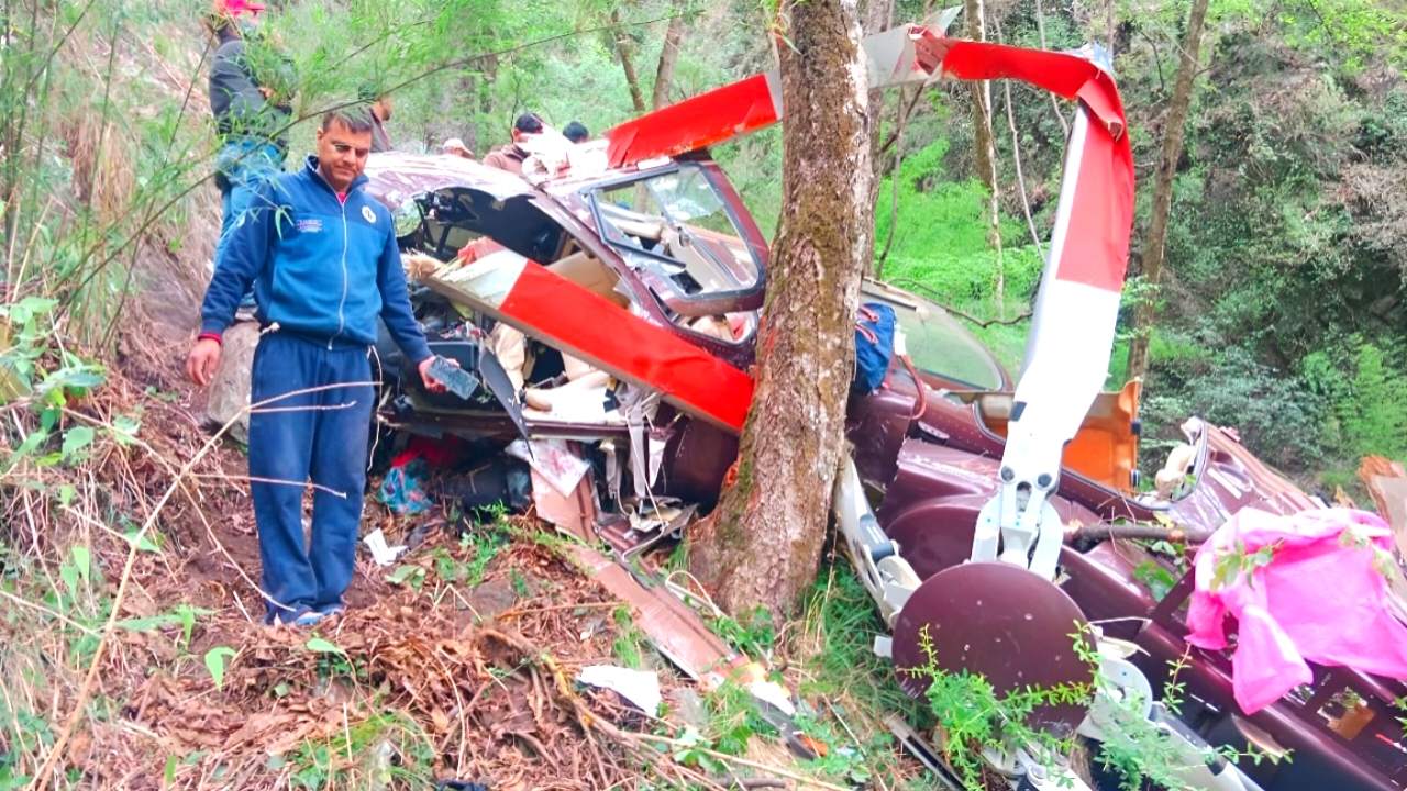 চারধাম যাত্রা ঘিরে ফের মর্মান্তিক দুর্ঘটনা! কেদারনাথ ফেরার পথে ভেঙে পড়ল হেলিকপ্টার, মৃত্যুর আশঙ্কা ৭ জনের