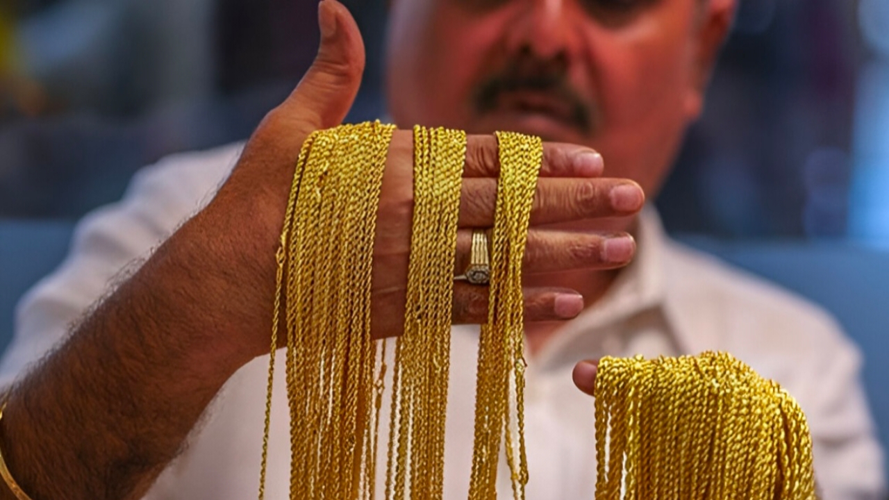 Gold Rate : স্বর্ণের দামে হালকা ভাটার টান! বিনিয়োগের মোক্ষম সময়, না কি অপেক্ষার?
