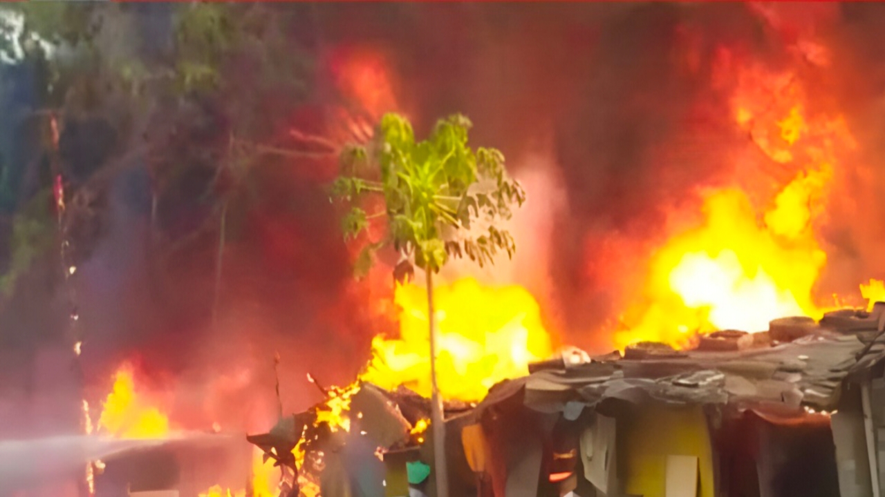 Kolkata Fire : চারপাশে আগুনের লেলিহান শিখা, ছাই হয়ে গেল খিদিরপুর বাজার—৪০০ দোকানের অস্তিত্ব মুছে গেল এক রাতেই!