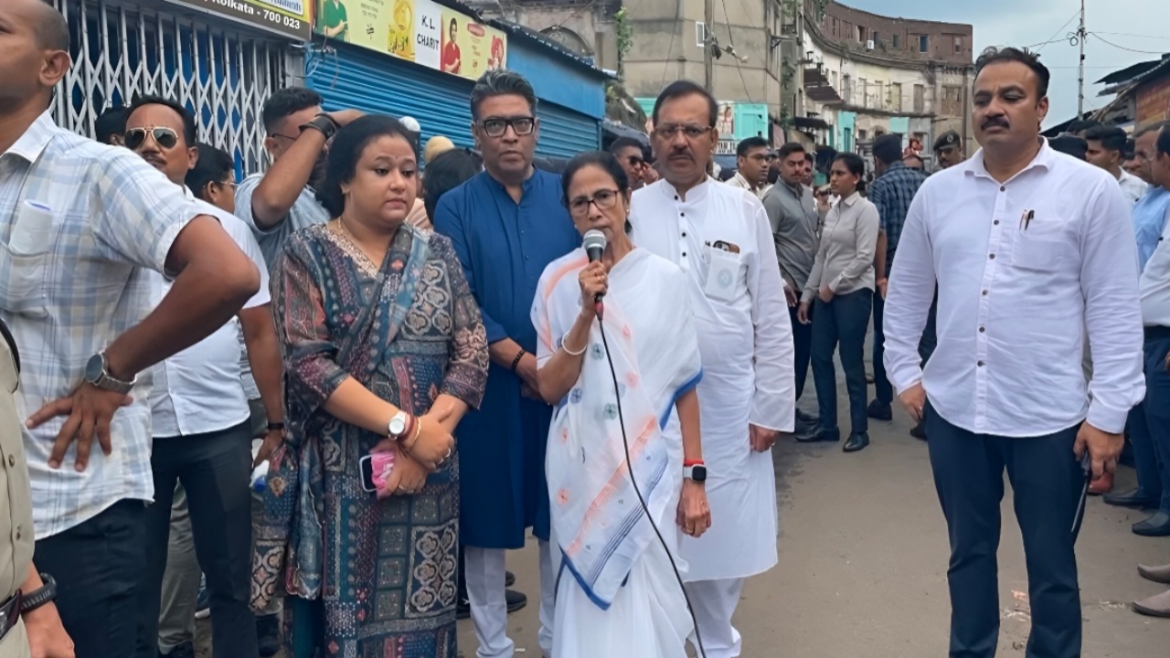 Khidirpur fire : ধ্বংসস্তূপে দাঁড়িয়ে বড় ঘোষণা, ১৩০০ দোকান পুড়লেও তৎপর মমতা সরকার