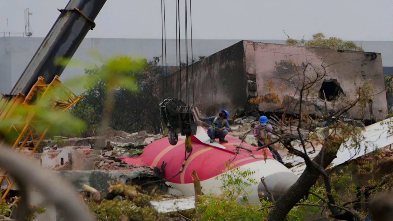 Air India Plane Crash : বিস্ফোরণ, বিভ্রান্তি আর বিদ্যুৎ বিভ্রাট! AI 171 দুর্ঘটনার পেছনে আসল কারণ কী? অবশেষে প্রকাশ্যে এলো চাঞ্চল্যকর তথ্য