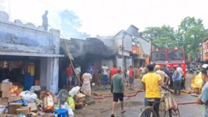 সাতসকালে দাউ দাউ করে জ্বলল দোকান! খড়গপুরে ভয়াবহ আগুন, আতঙ্ক ছড়াল বাজারজুড়ে