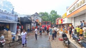 সাতসকালে দাউ দাউ করে জ্বলল দোকান! খড়গপুরে ভয়াবহ আগুন, আতঙ্ক ছড়াল বাজারজুড়ে