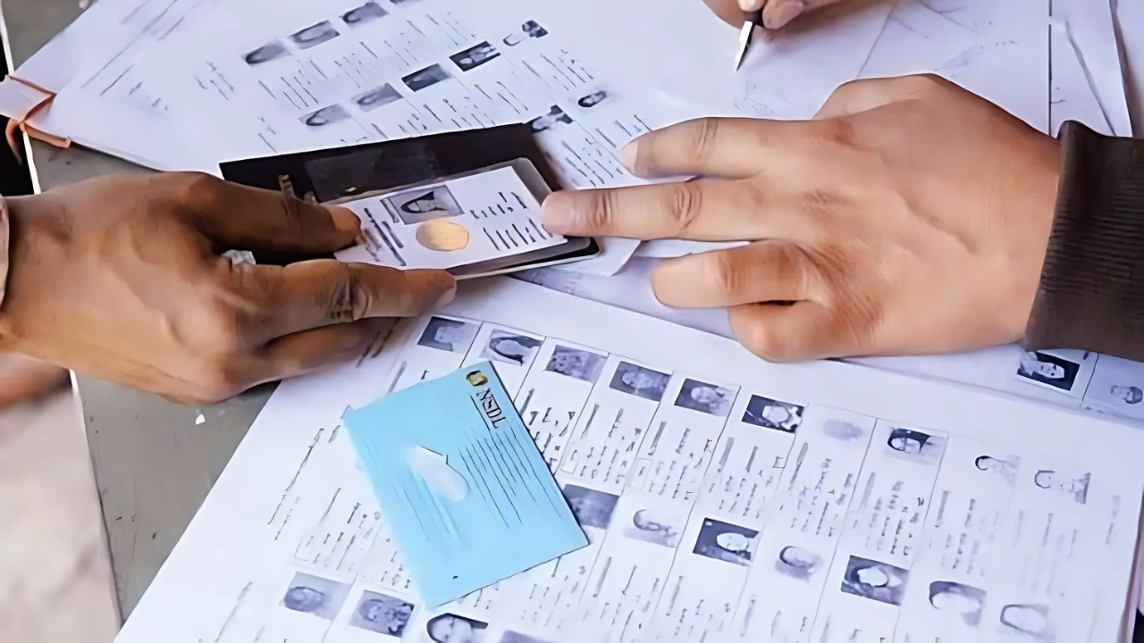 Voter Card : ভোটার কার্ড হাতে মাত্র ১৫ দিনে! নির্বাচন কমিশনের নতুন ঘোষণা ঘিরে চমক