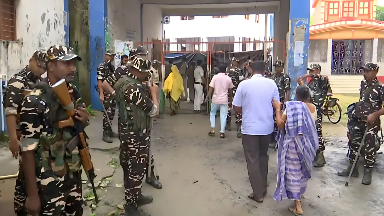 Kaliganj Bypoll : ভোটে কাঁটা বৃষ্টি, ভরসা কতটা? কালীগঞ্জের উপনির্বাচনে কম ভোটার, কিন্তু রাজনৈতিক উত্তাপ তুঙ্গে
