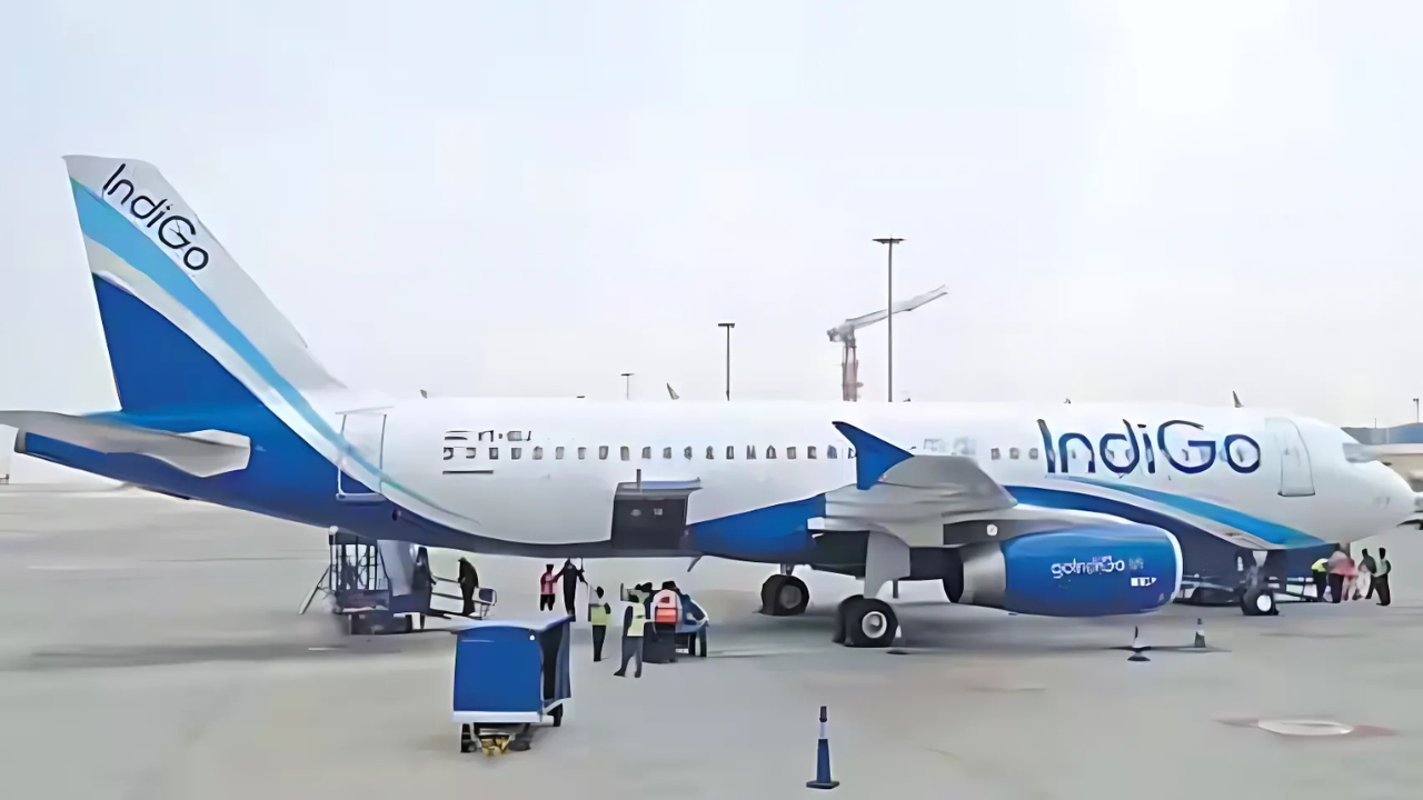 IndiGo : আকাশেই আতঙ্ক! ১৮০ যাত্রী নিয়ে ইন্ডিগোর ফ্লাইটে যান্ত্রিক ত্রুটি, দিল্লিতে জরুরি অবতরণ