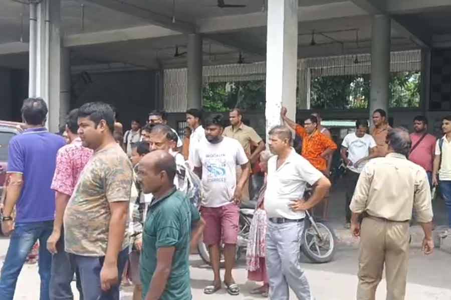 বাসে আলাপ, হোটেলে রাতযাপন, শেষে জুটল মার! পাচারকারী সন্দেহে বেদম মার খেল কোচবিহারের যুবক বাসে আলাপ, হোটেলে রাতযাপন, শেষে জুটল মার! পাচারকারী সন্দেহে বেদম মার খেল কোচবিহারের যুবক