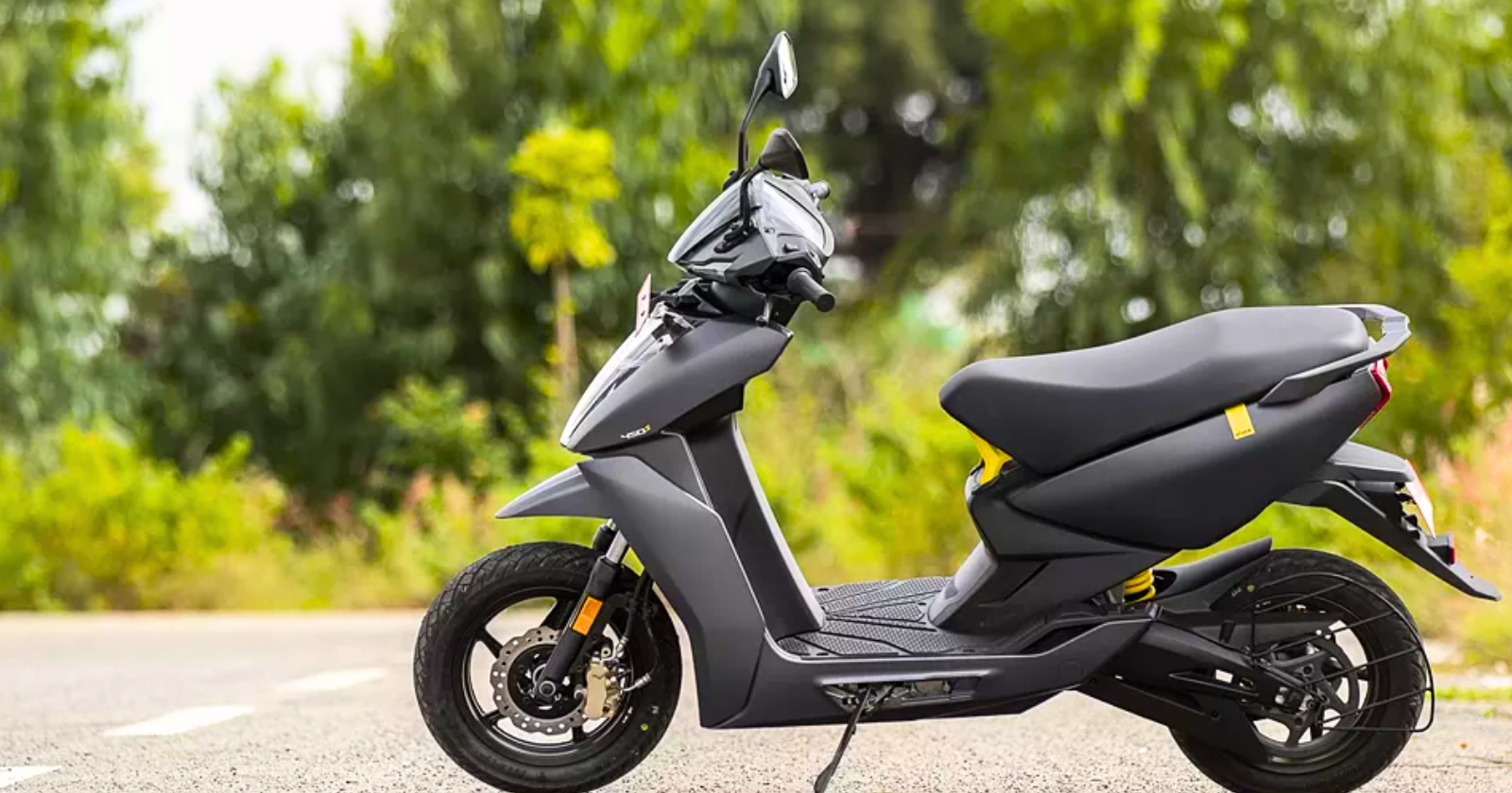 লং-রেঞ্জের Electric Scooter-এর খোঁজ? ১৬১ কিমি রেঞ্জ নিয়ে বাজারে Ather 450S